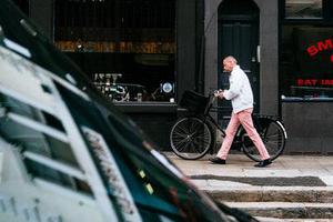 霓虹燈把我的影子拉得長長的
