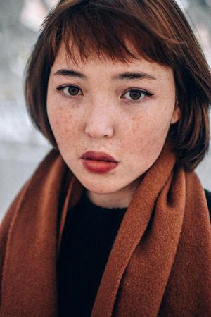 霓虹燈把我的影子拉得長(zhǎng)長(zhǎng)的