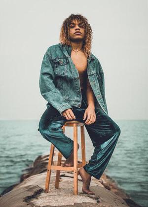 幸運(yùn)的女郎都一樣，不幸的人各有各的不幸