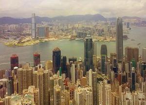 霓虹燈把我的影子拉得長長的