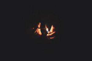 霓虹燈把我的影子拉得長(zhǎng)長(zhǎng)的