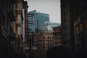 王健專覽銀發(fā)人確?？鞓贩椒? class=