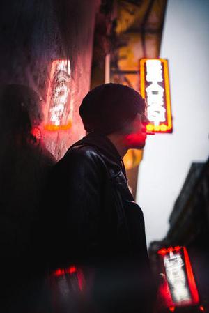 霓虹燈把我的影子拉得長(zhǎng)長(zhǎng)的