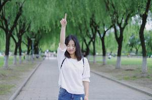 霓虹燈把我的影子拉得長(zhǎng)長(zhǎng)的
