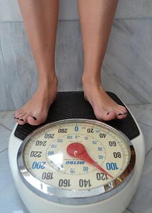 對(duì)不起，是你配不上我身邊的小個(gè)子姑娘