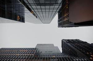 濕法刻蝕對ZnO：Al透明導電薄膜結構與性能的影響