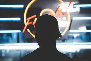 你以為黑客每天忙著掌控天下，殊不知他可能在你對面拿“五殺” 