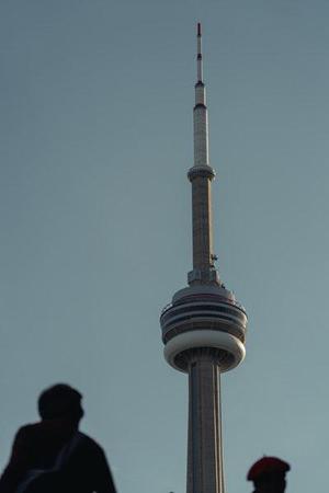霓虹燈把我的影子拉得長(zhǎng)長(zhǎng)的