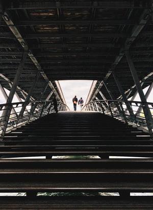王健專覽銀發(fā)人確?？鞓?lè)方法