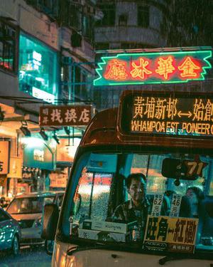 霓虹燈把我的影子拉得長長的