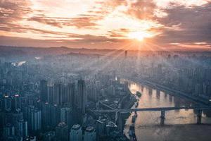 陽光、海灘還有一位“白豆腐”！分享一個夏日清爽的老干部霍建華